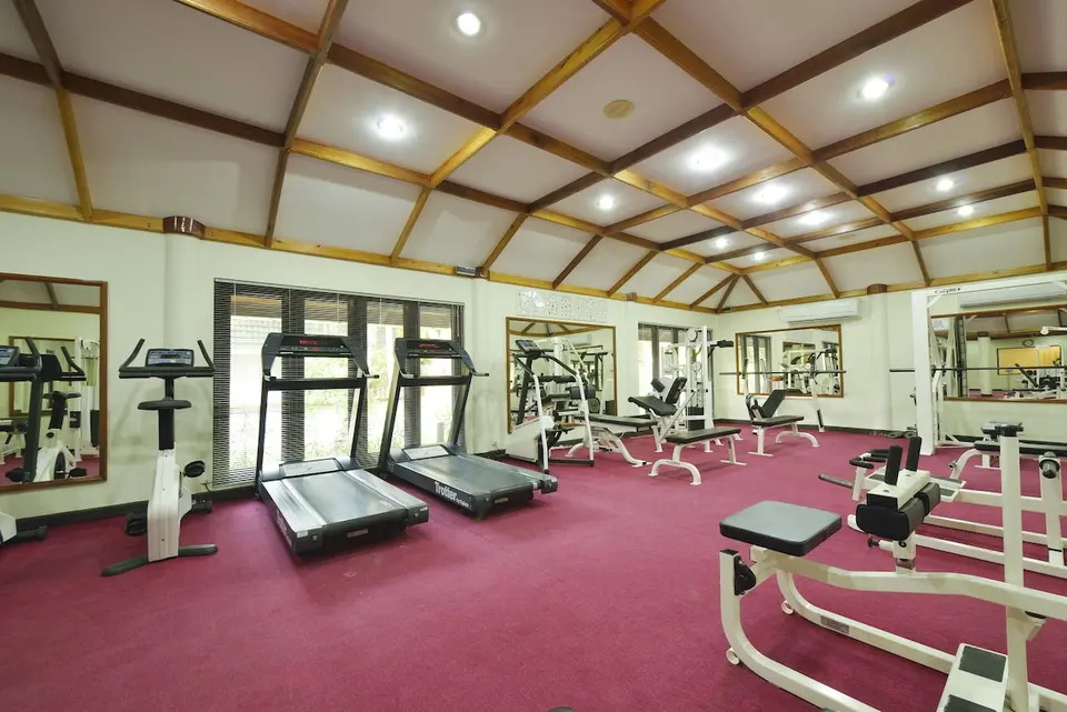 Fitnessrum på Villa Nautica med løbebånd, motionscykel, styrkemaskiner og spejle