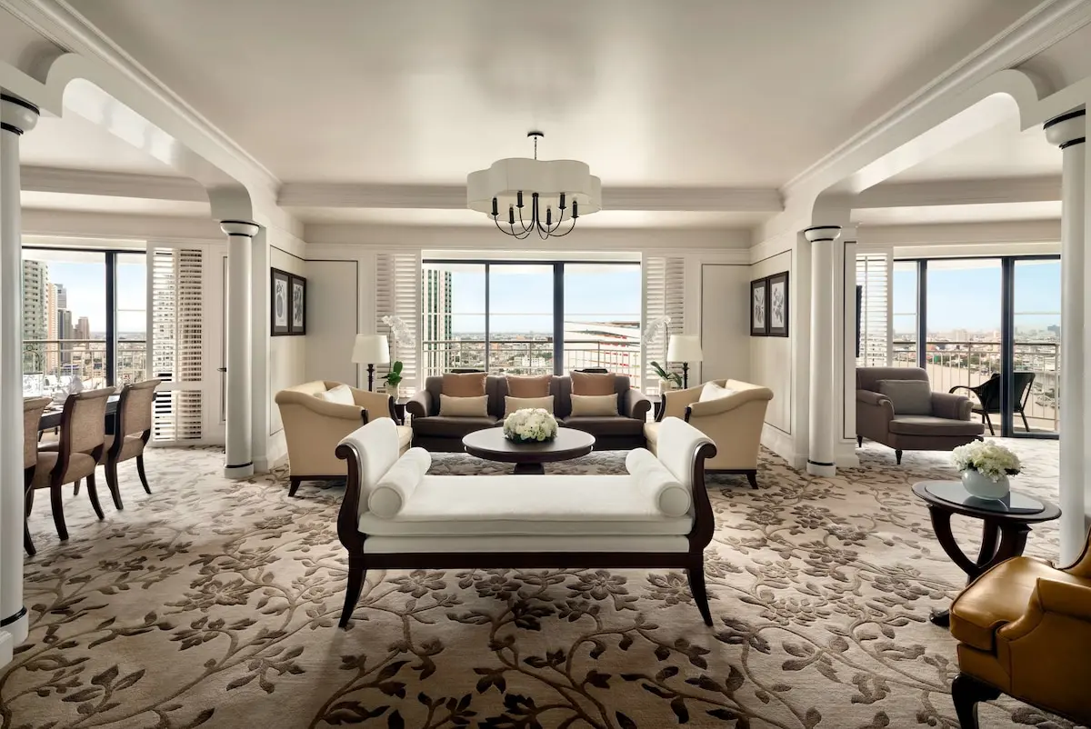 Lys suite med stue, spiseplads og udsigt over Bangkok på Shangri-La Bangkok