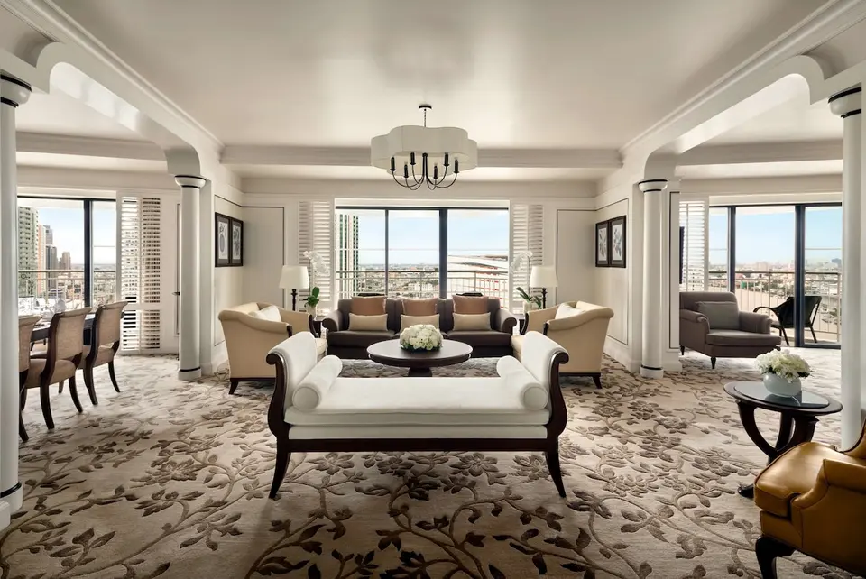 Shangri-La Hotel Bangkok storskala stue med udsigt over byen