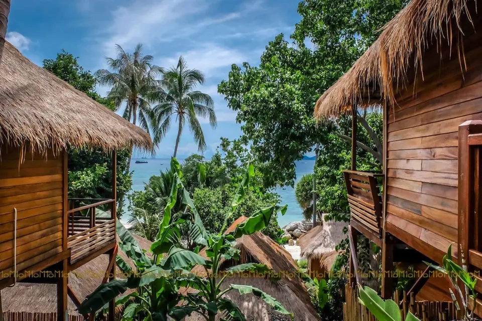 Beliggende på den fredfyldte ø Koh Tao tilbyder Ten Moons Lipe Beach Resort et behageligt ophold lige ved stranden.
