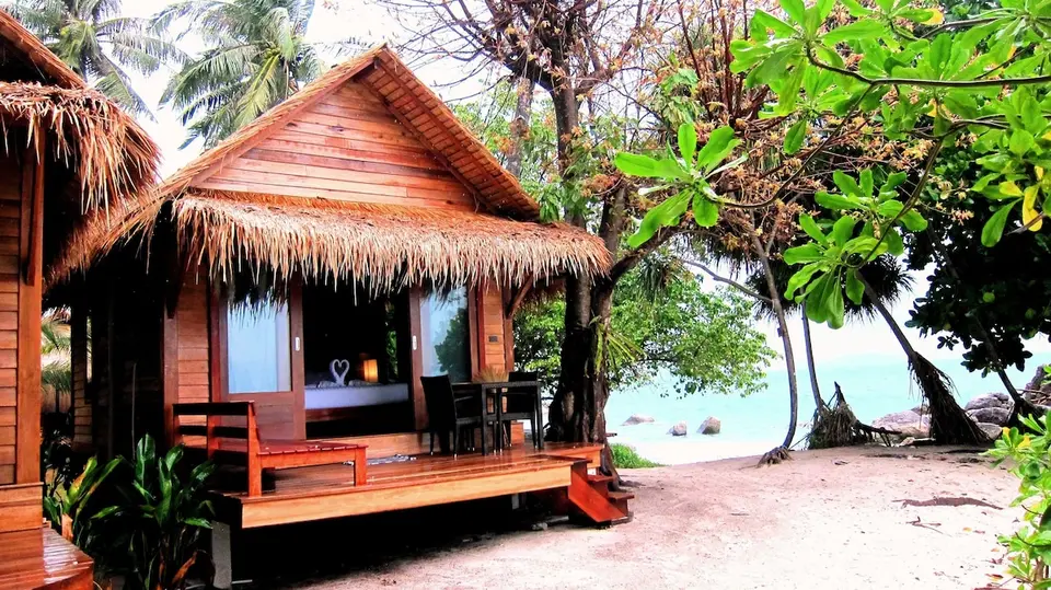 Stråtækte hytter til leje på Lipe Beach, ejendomme ved havet med traditionelt design