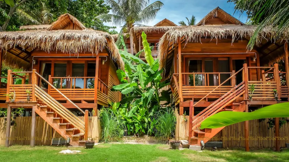 Stråtækte hytter på strandresort med trapper, Ten Moons Lipe Beach Resort