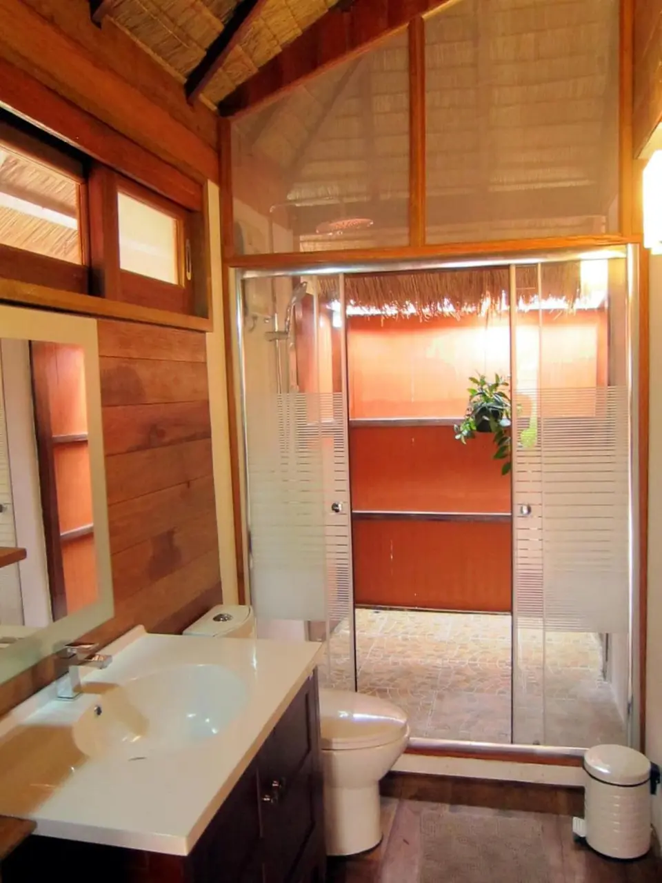 Badeværelse med håndvask, toilet og brusekabine på Ten Moons Lipe Beach Resort.
