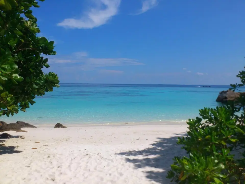 Find dit perfekte tropiske gemmested ved Ten Moons Lipe Beach Resort