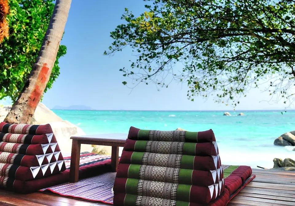 Lænestole med havudsigt på Ten Moons Lipe Beach Resort