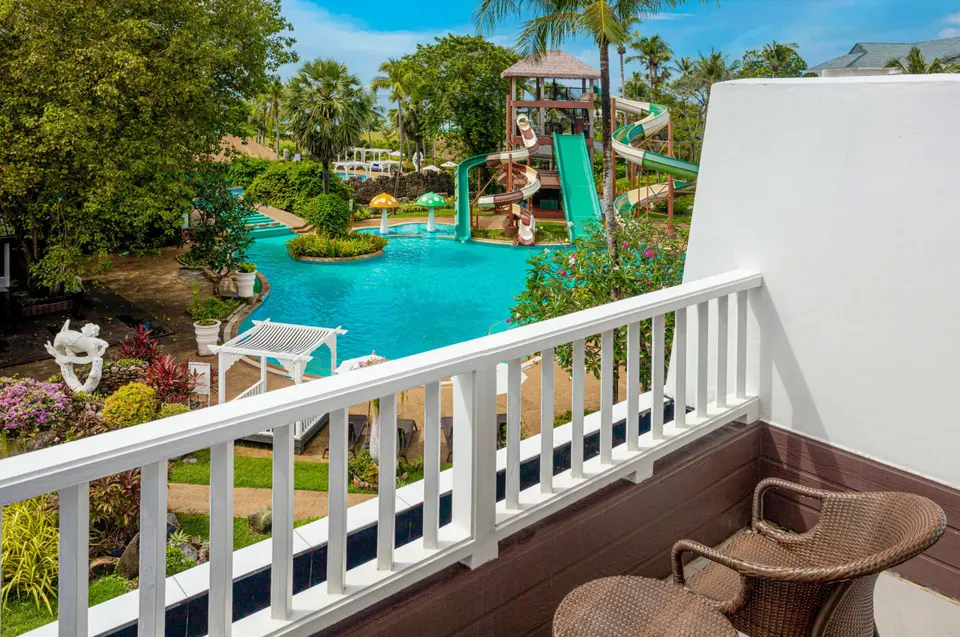 Thavorn Palm Beach Resort balkon udsigt med pool og vandrutsjebane