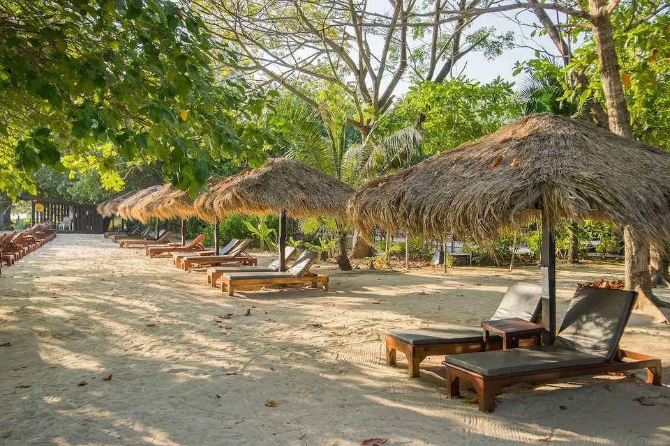 Sevenseas Resort Koh Kradan strand beliggenhed med liggestole og parasoller