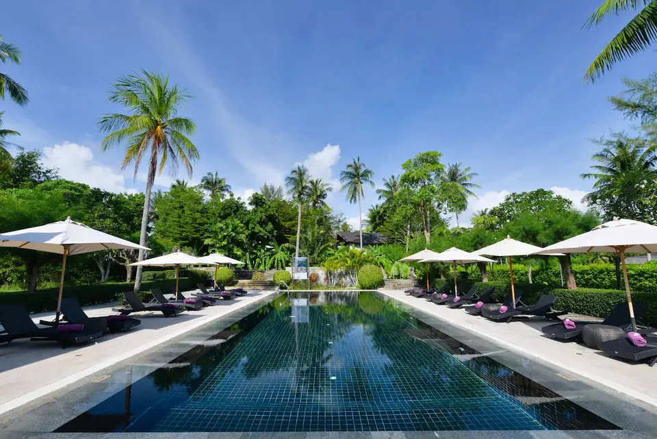 Twin Lotus Resort Koh Lanta swimmingpool omgivet af palmer
