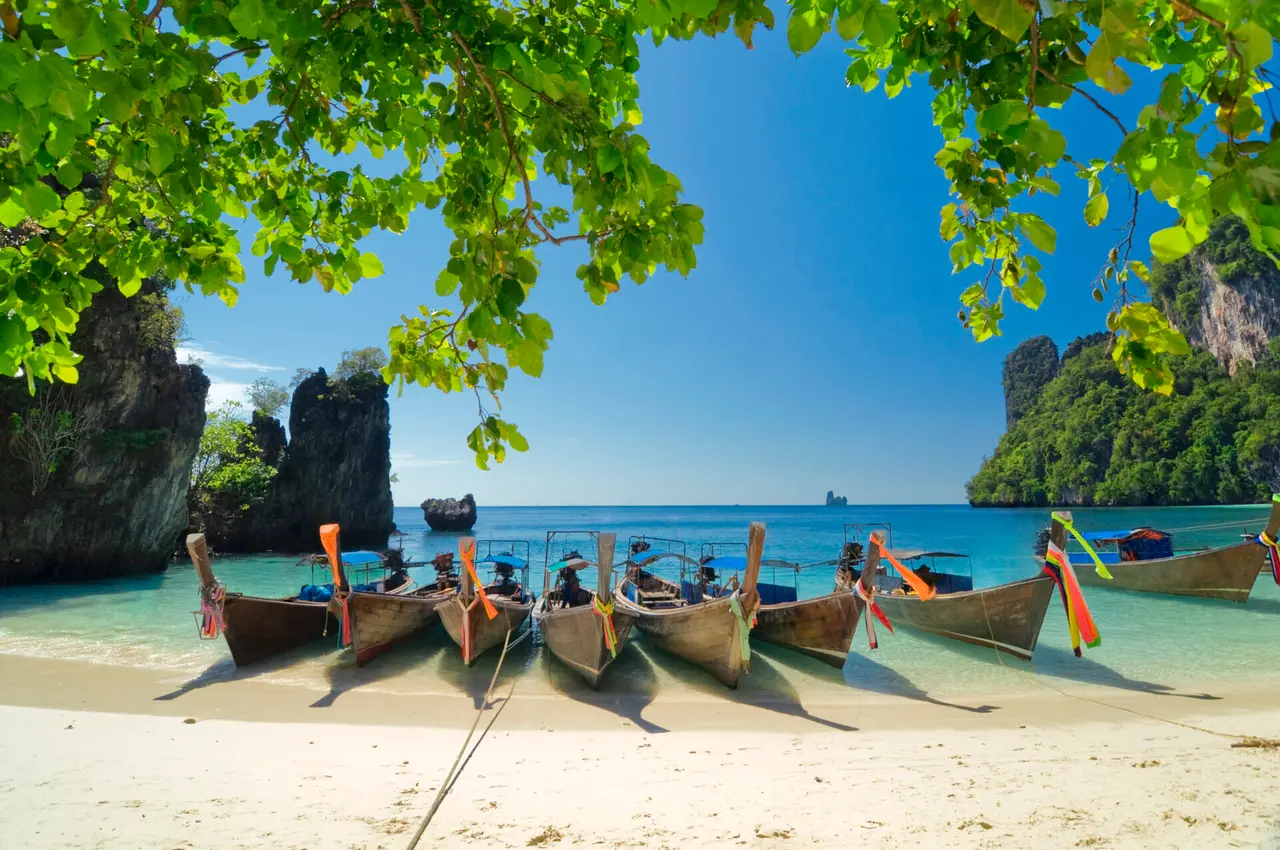 Bådgruppe på Krabi strand i Thailand