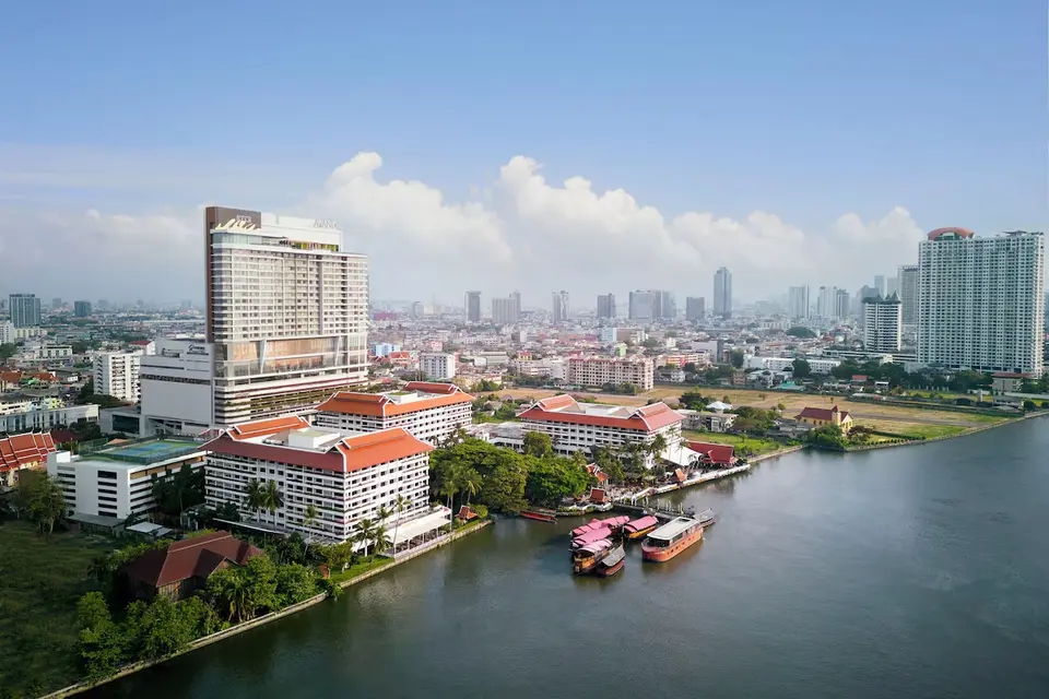 Anantara Riverside Bangkok Resort dronefoto af hotellet set fra luften over floden