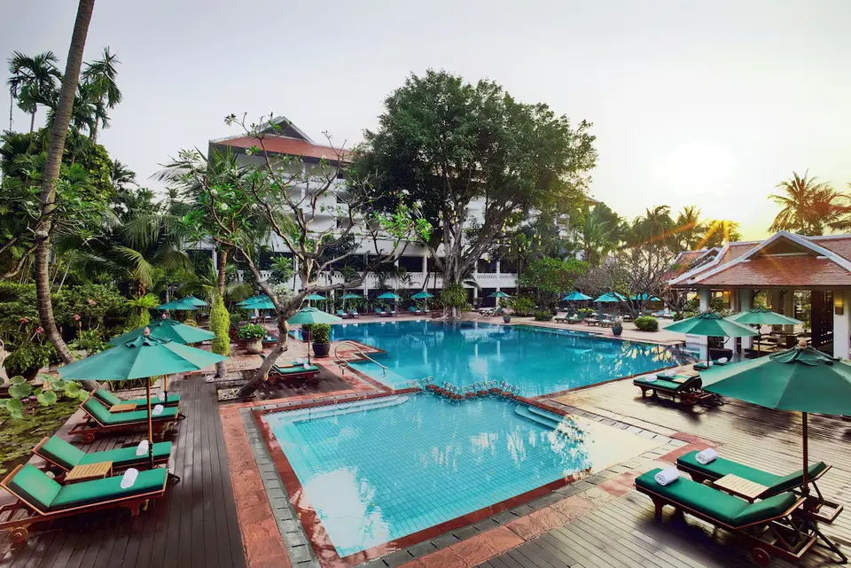 Anantara Riverside Bangkok Resort poolomraade