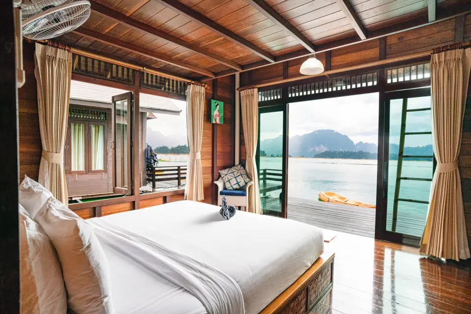 Overnat i luksuriøs flydende resort på 500 Rai med fantastisk havudsigt. Nyd roen og udsigten fra dit værelse, mens du svæver over det