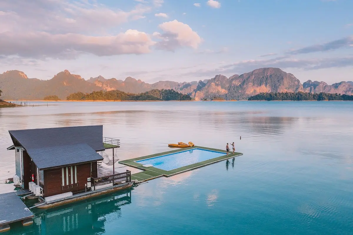 Flydende resort med swimmingpool beliggende i fredfyldt vandområde