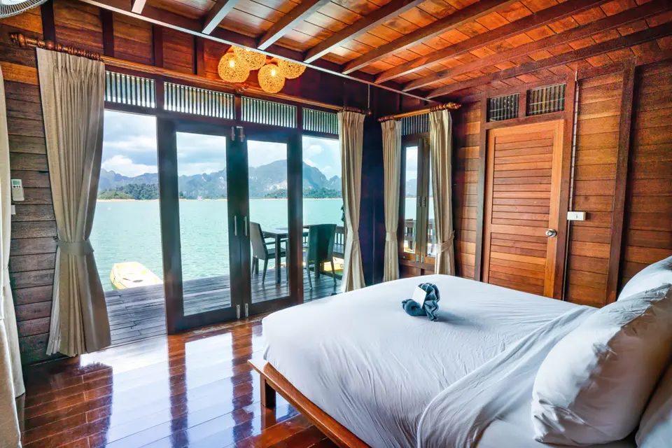 Flydende resort, der spænder over 500Rai beliggende i et rummeligt hav, med traditionelle trævægge. Ideel destination for dem, der søger