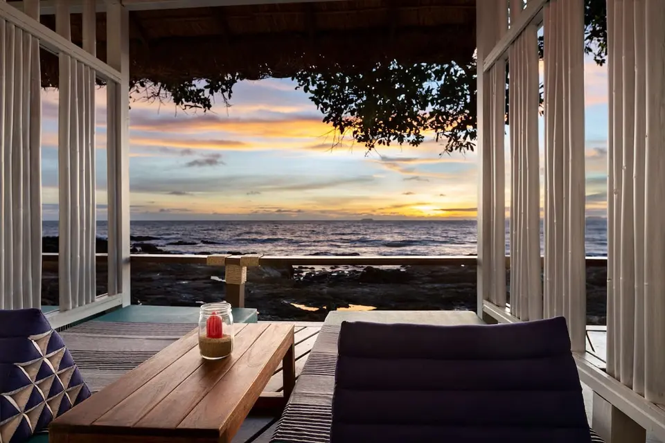 Altan med havudsigt på AVANI resort i Krabi, Thailand.