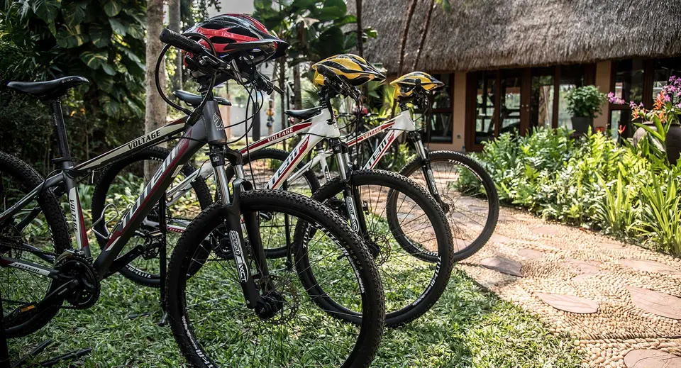 Mountaincykler parkeret foran traditionelt stråtækt hus nær Anantara Hua Hin Resort i Thailand