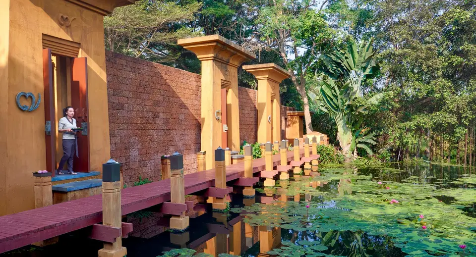 Kvinde på trægangbro Anantara Hua Hin Resort