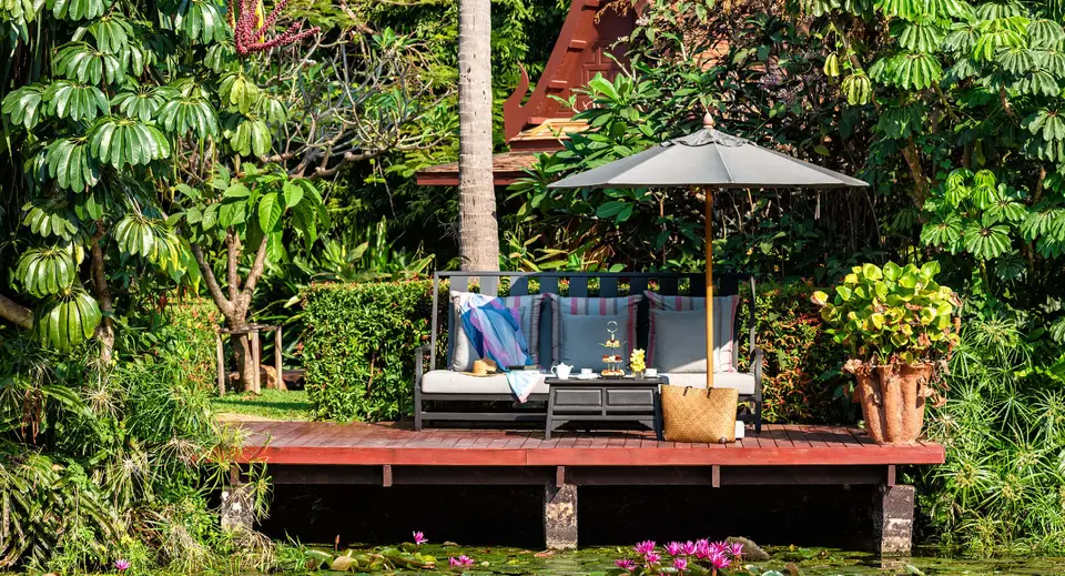 Anantara Hua Hin Resort træterrasse med bænk og paraply
