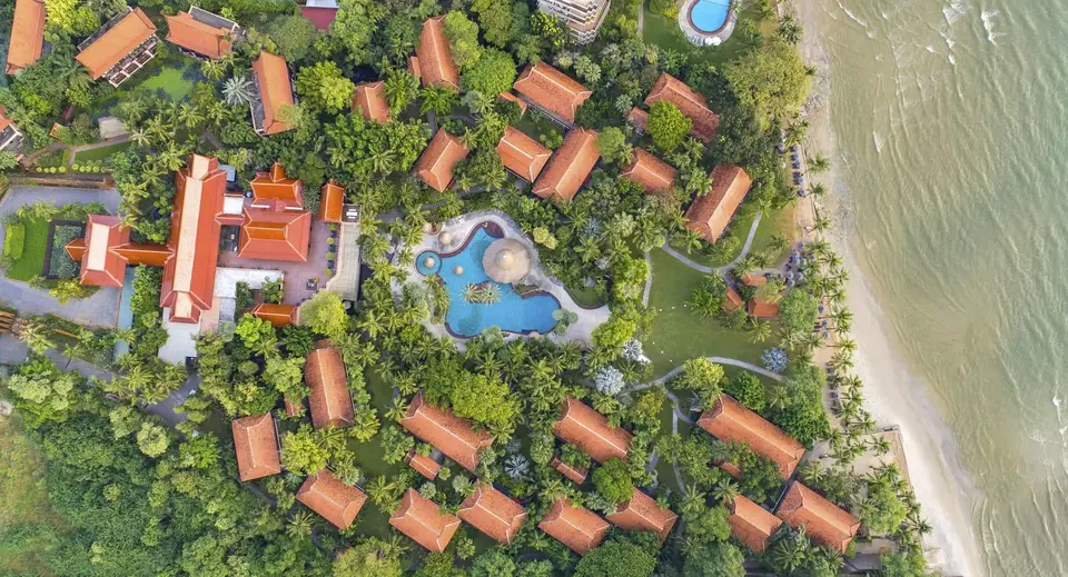 Overhead Anantara Hua Hin Resort med beliggenhed ved stranden, som viser spafaciliteter.