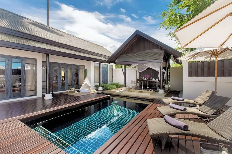 Villa med pool, liggestole og overdækket spiseplads på Anantara Lawana.