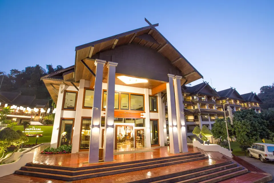 Hotel Athita skjulte hovedindgang i Chiang Saen ved skumringstid