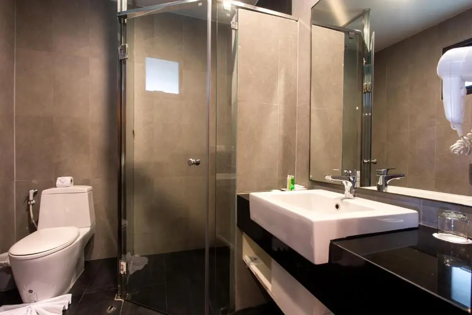 Søg efter billedet af det moderne badeværelse med glasbrusekabine og vask på Baan Chaweng Beach Resort & Spa.