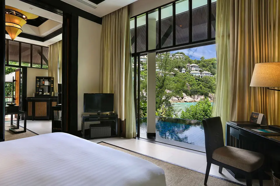 Slap af i et Banyan Tree soveværelse på Samui, med direkte udsigt til poolen.