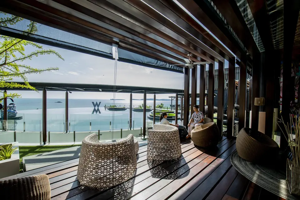 Træterrasse med havudsigt med kurvemøbler på Banyan Tree Samui