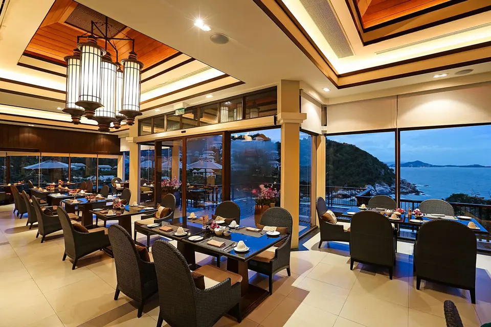 Nyd lækkert køkken på Banyan Tree Samui, en restaurant med havudsigt.