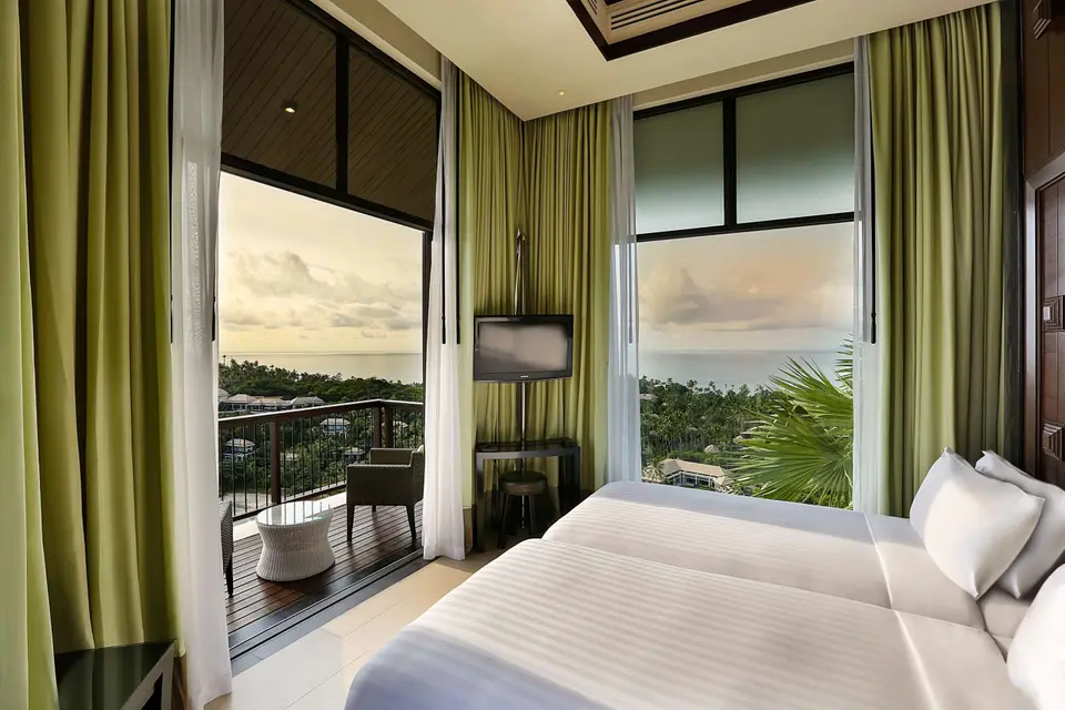 To-sengs værelse med havudsigt på Banyan Tree Samui