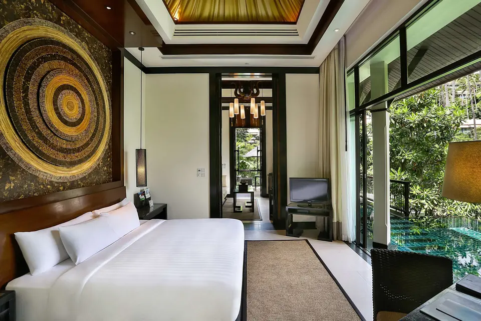 Komfortabelt soveværelse med stor seng og stort vindue i Banyan Tree Samui resort