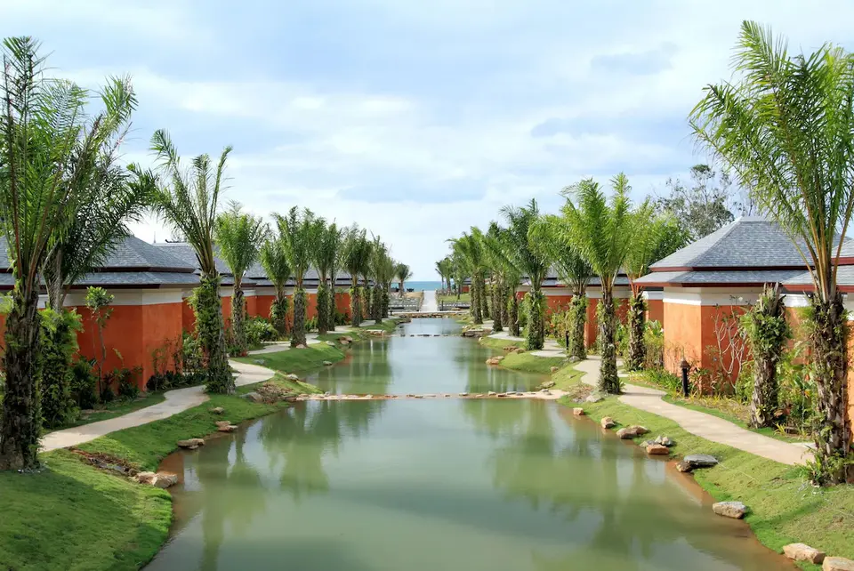 Søgning på ferieresort vandvej med palmer og huse i Khao Lak