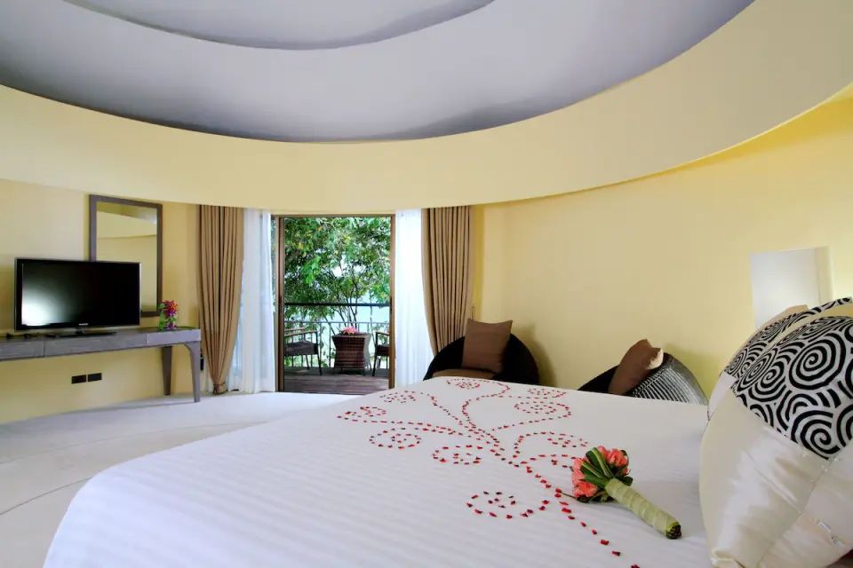 Udsøgt indkvartering i Krabi: Beyond Resort Krabi værelse med komfortabel seng og moderne tv.