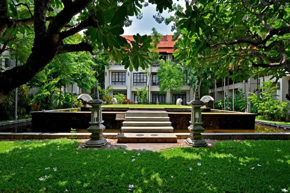 Bodhi Serene Hotel bygning med traditionel thailandsk arkitektur og frodige grønne omgivelser.
