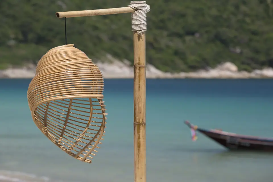 træskal hængende fra stang på Phangan strand