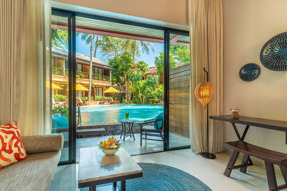 Buri Rasa Village Phangan værelse med pooludsigt og balkon