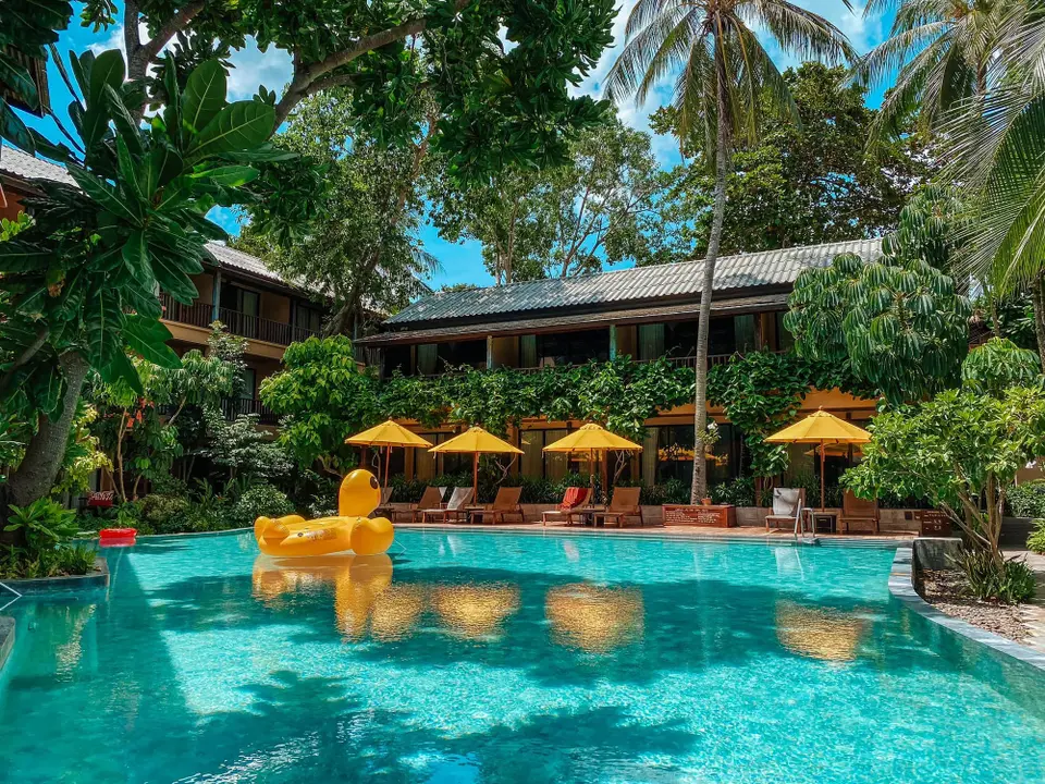 Buri Rasa Village Phangan swimmingpool med gule paraplyer