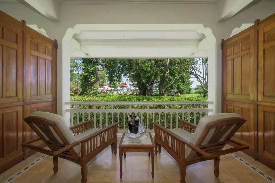 Træstole på balkon ved Centara Grand Beach Resort, Hua Hin med udsigt til have