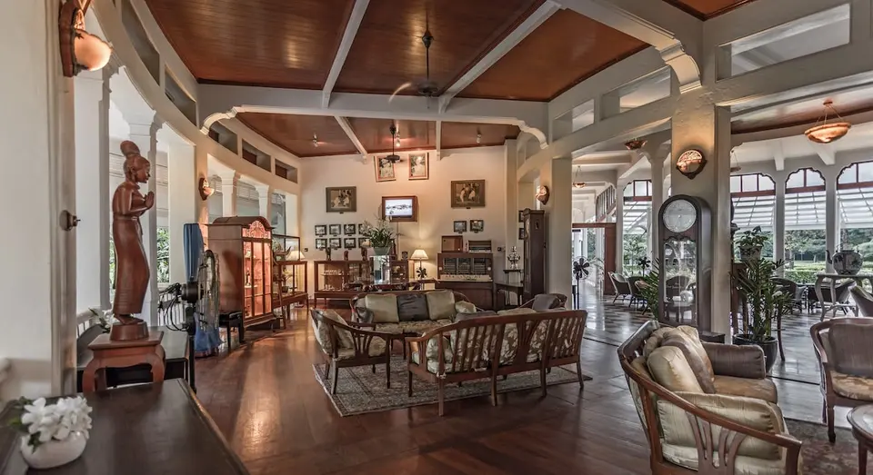Stor stue med træmøbler og pejs i Centara Grand Beach Resort, Hua Hin
