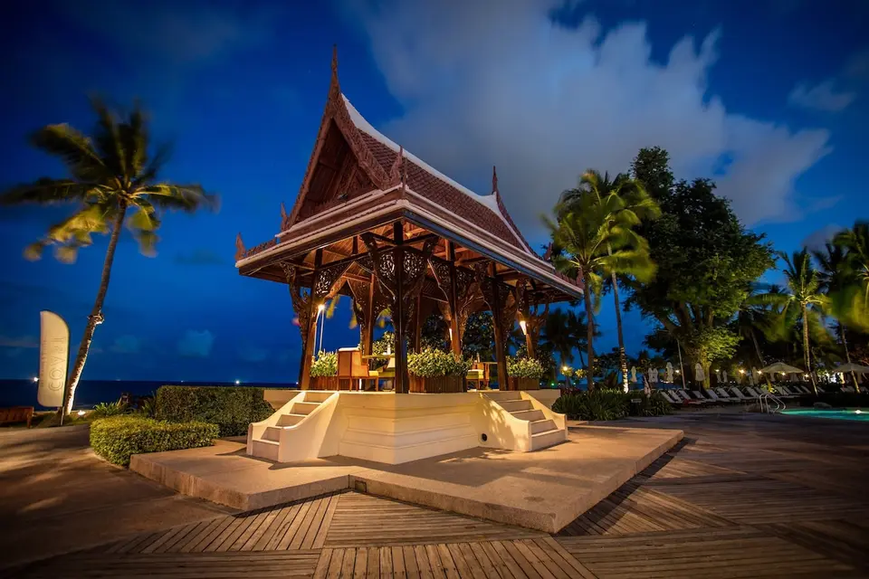 Centara Grand Beach Resort Hua Hin nattelys lille pavillon omgivet af palmer