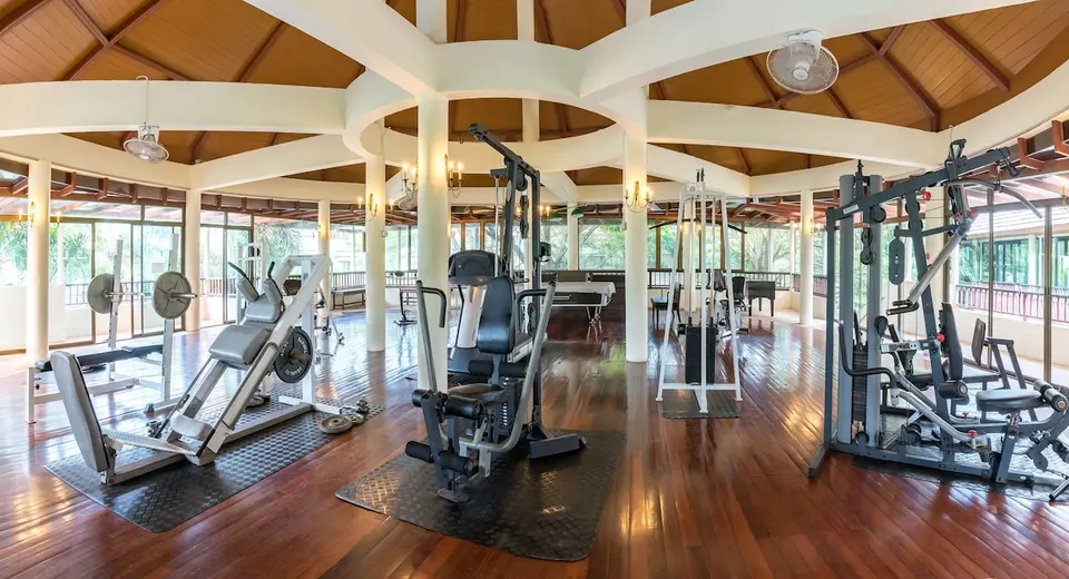 Oplev Chada Lanta Beach Resort med et fuldt udstyret fitnessrum.