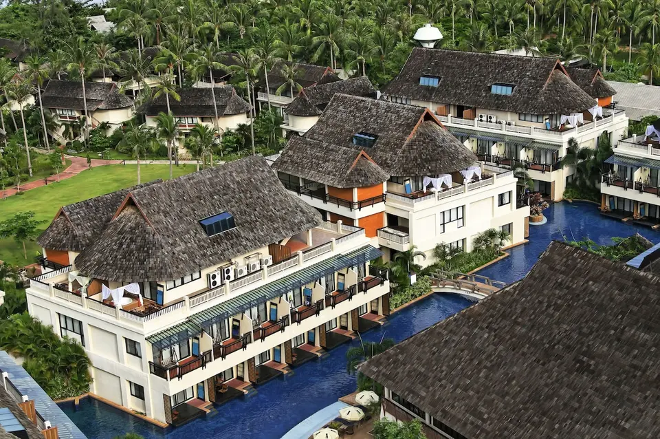 Luftudsigt Chada Lanta Beach Resort, stråtækte strandresort