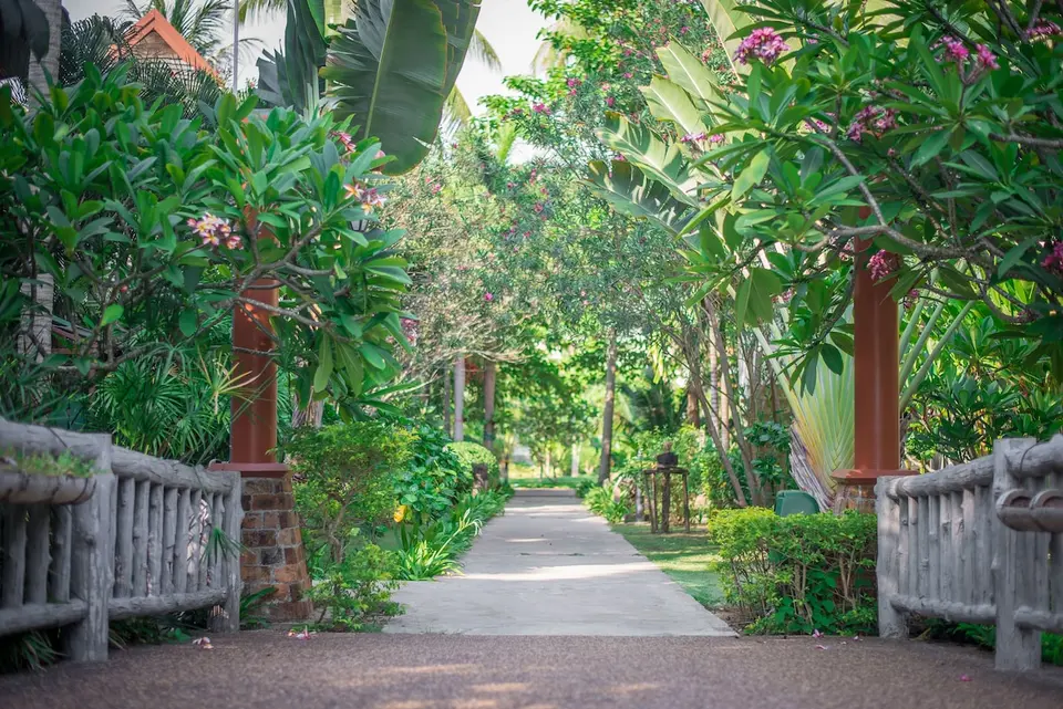 tropisk have ved Chada Lanta Beach Resort, Thailand.