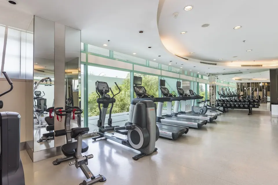 Hotel med fitnesscenter og mange løbebånd ved floden