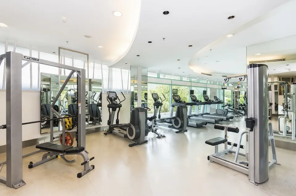 Hvor kan jeg finde et hotel med topmoderne træningscenter ved floden i Bangkok?