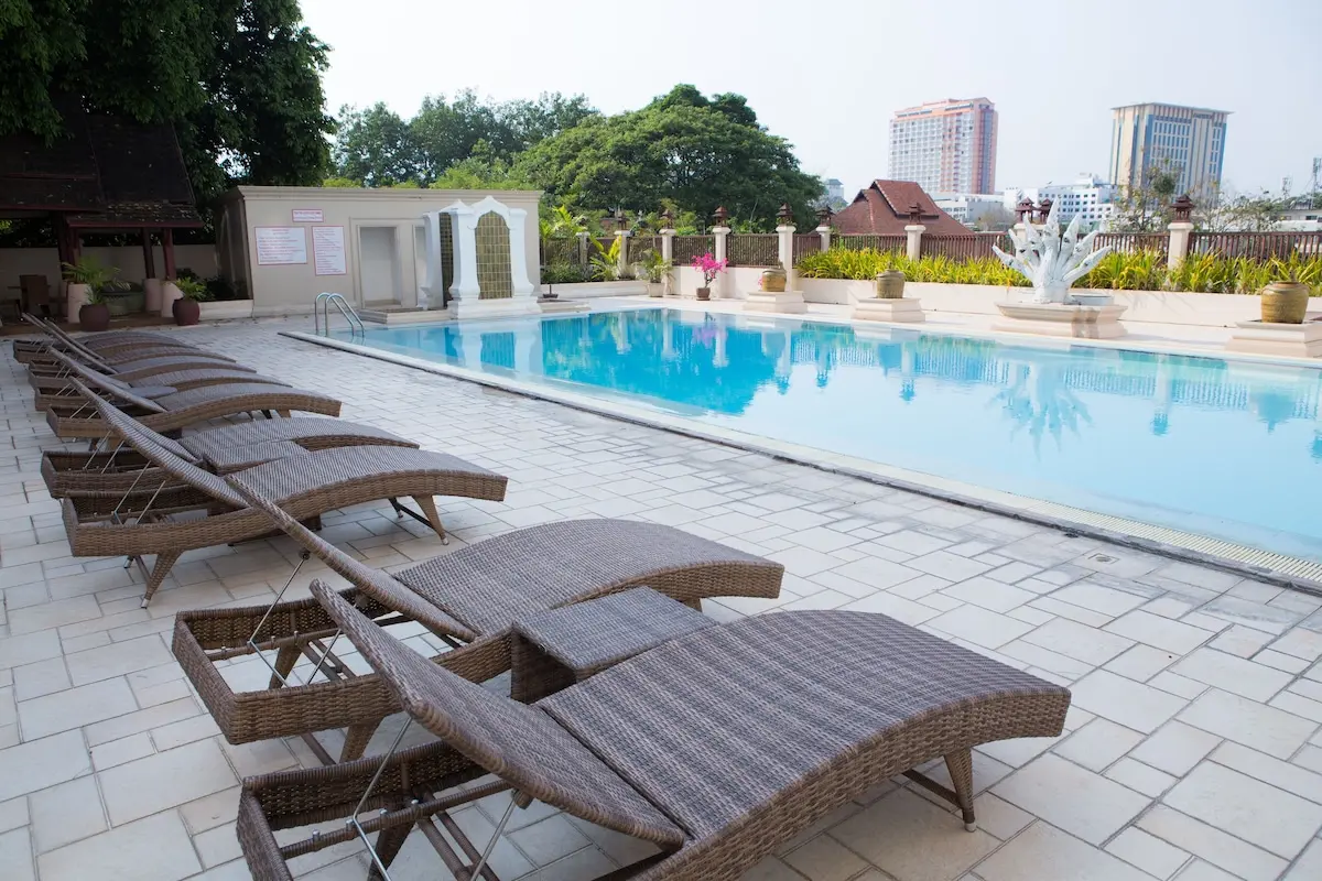 Chiang Mai Plaza Hotel swimmingpool udsigt over byen og ledige liggestole