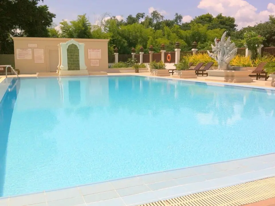 Plaza Hotel park swimmingpool i Chiang Mai
