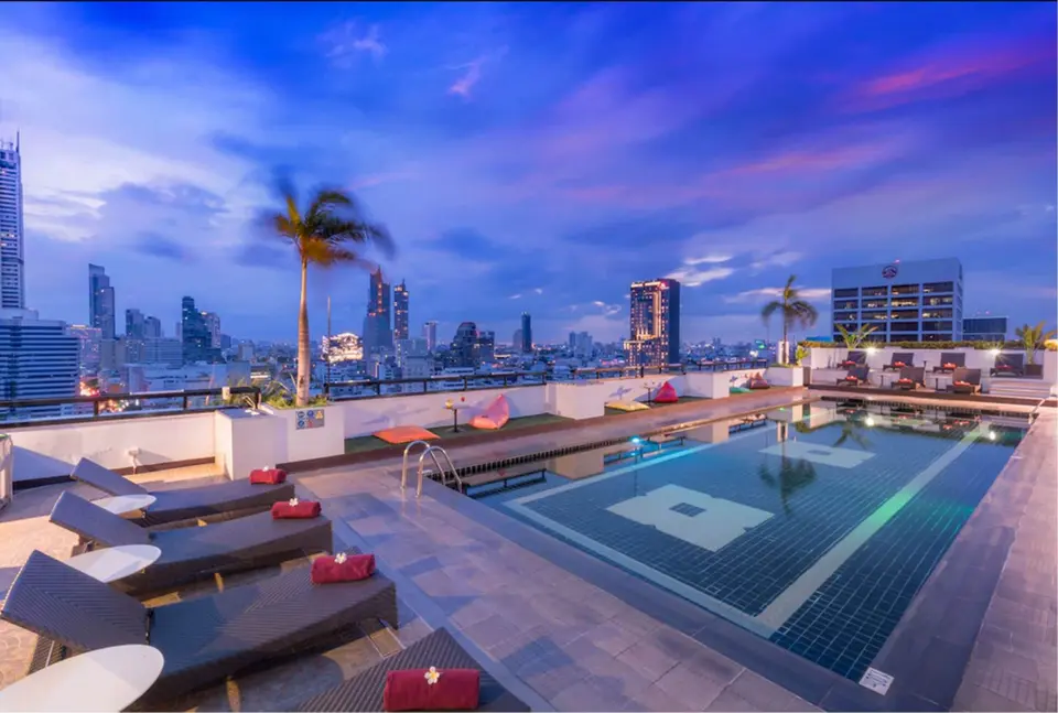 Nyd en forfriskende svømmetur over Bangkok ved Furama Siloms pool på taget.