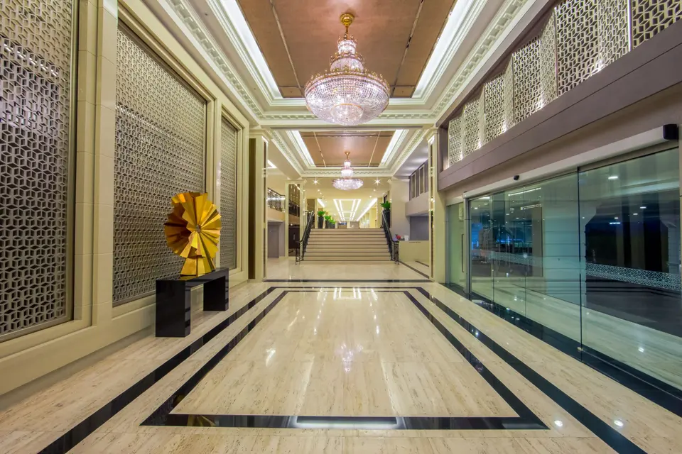 Furama Silom Hotel i Bangkok: Hallway med krystalluster og marmorgulv