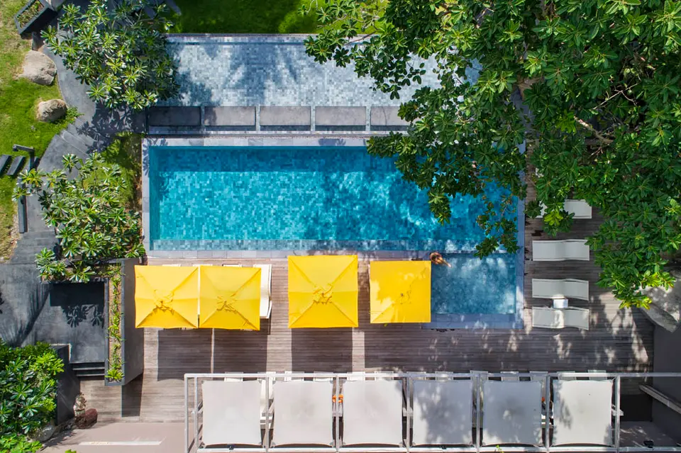 Luft Haad Tien Beach Resort, poolområde med gule paraplyer